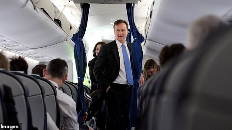 Truproja e David Cameron shkakton panik në aeroplan, harron revolen e mbushur në tualet – reagojnë ashpër pasagjerët