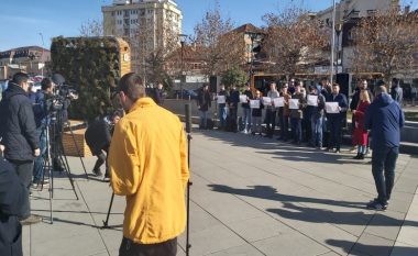 Rinia Demokratike e Kosovës proteston para Kuvendit