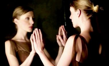 Çfarë duhet të bëni kur shikoheni në pasqyrë: Ky meditim sjell dashuri dhe vetëbesim