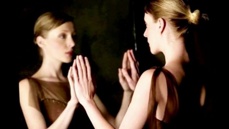 Çfarë duhet të bëni kur shikoheni në pasqyrë: Ky meditim sjell dashuri dhe vetëbesim