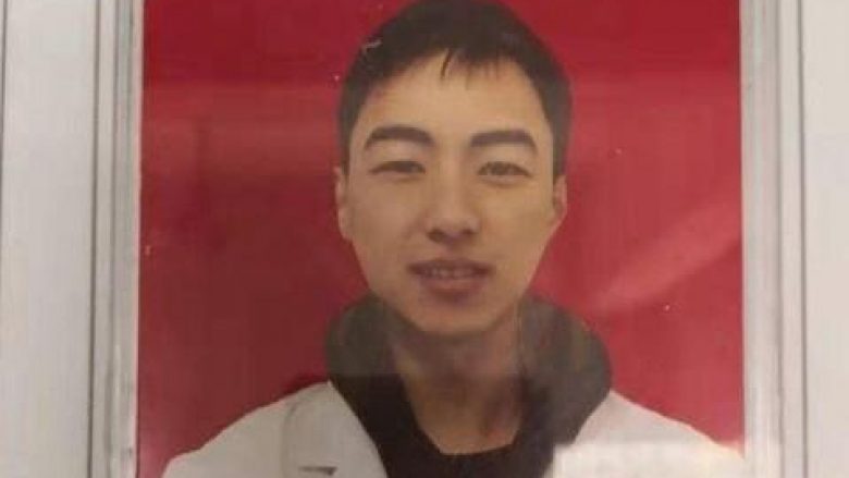 Doktori 28-vjeçar vdes nga sulmi në zemër, punoi 10 ditë pa pushim duke u kujdesur për pacientët me coronavirus