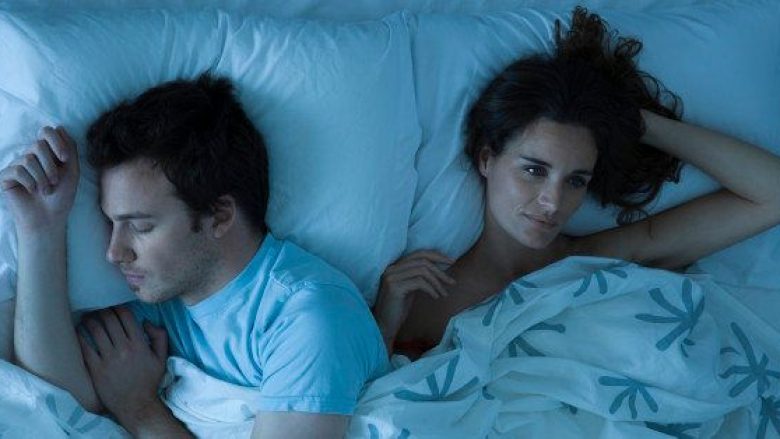 Përse femrat nuk kanë gjumë të thellë sikur meshkujt