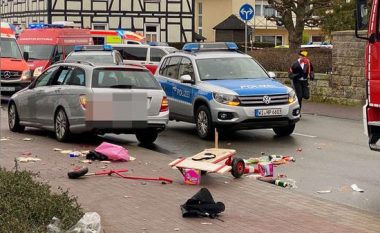 Vetura futet në mesin e turmës në një karnaval në Gjermani, lëndohen disa persona