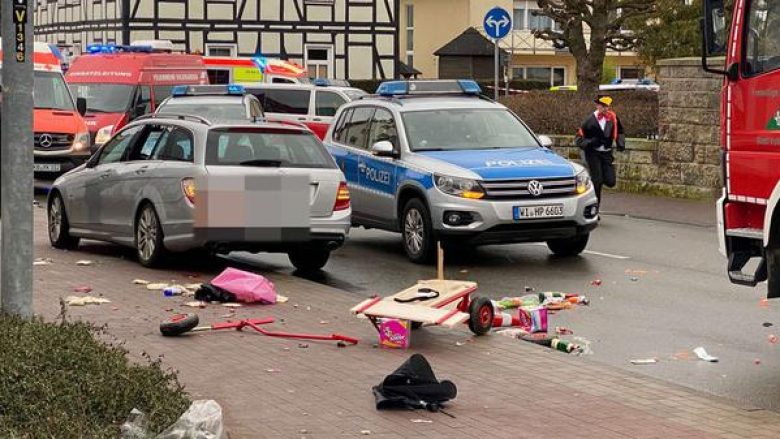 Vetura futet në mesin e turmës në një karnaval në Gjermani, lëndohen disa persona