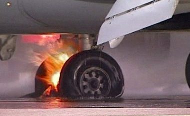 Rrota e një avioni pasagjerësh kaplohet nga zjarri gjatë uljes në Gjermani