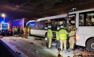 Aksident ndërmjet disa automjeteve në një tunel në Belgjikë, një i vdekur dhe dhjetëra të lënduar – pamje nga vendi i ngjarjes