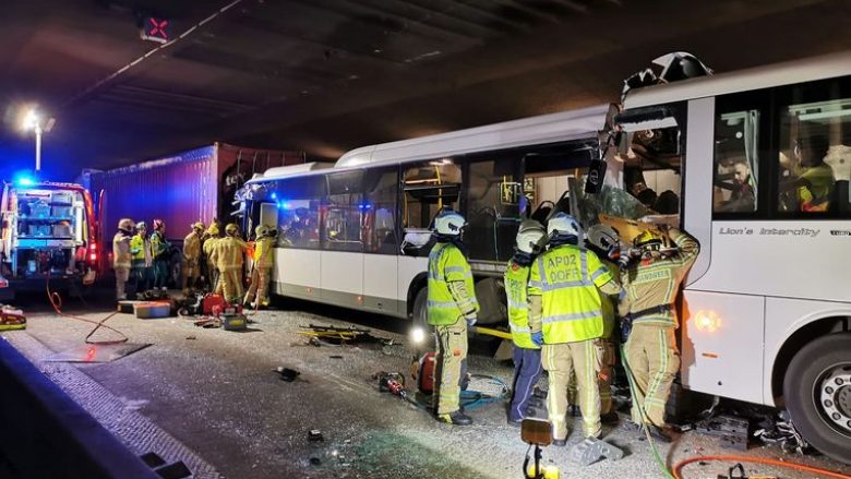 Aksident ndërmjet disa automjeteve në një tunel në Belgjikë, një i vdekur dhe dhjetëra të lënduar – pamje nga vendi i ngjarjes
