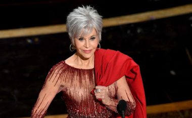 Jane Fonda, 82-vjeç, mahniti Oscar-in dhe këdo me flokët e saj!