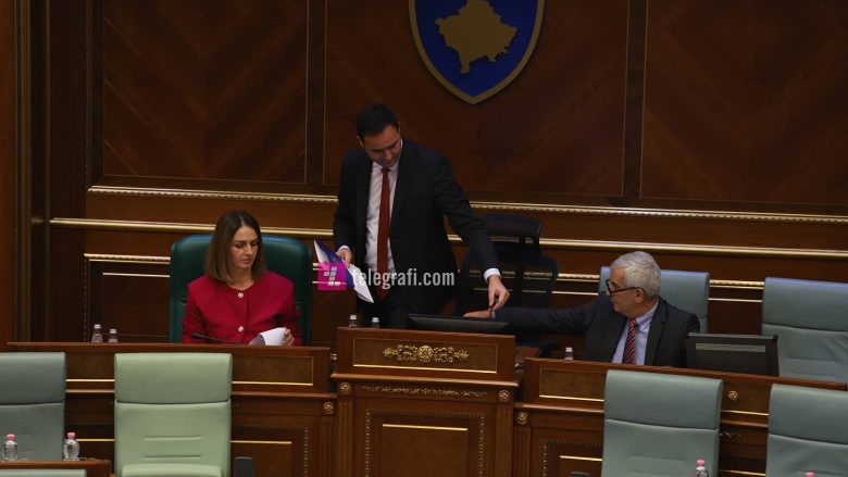 Glauk Konjufca nënshkruan dorëheqjen nga pozita e Kryeparlamentarit