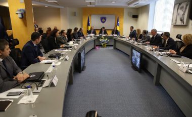 Qeveria Kurti shfuqizon vendimin e ish-kryeministrit Haradinaj për rritjen e pagave të kabinetit qeveritar