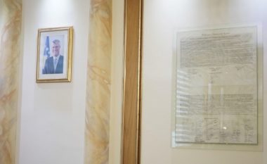 Zbulohet vendi ku e ka vendosur Vjosa Osmani fotografinë e presidentit Thaçi