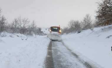 Bora bllokon rrugët në Kamenicë, komuna u bënë thirrje qytetarëve të kenë kujdes në komunikacion
