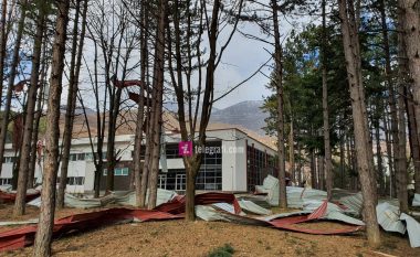 Erërat dëmtojnë çatinë e Spitalit të Mushkërive në Pejë