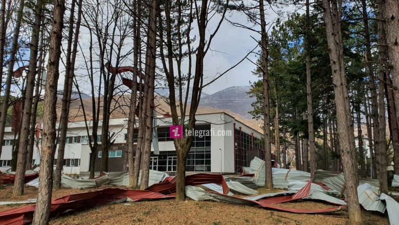 Erërat dëmtojnë çatinë e Spitalit të Mushkërive në Pejë