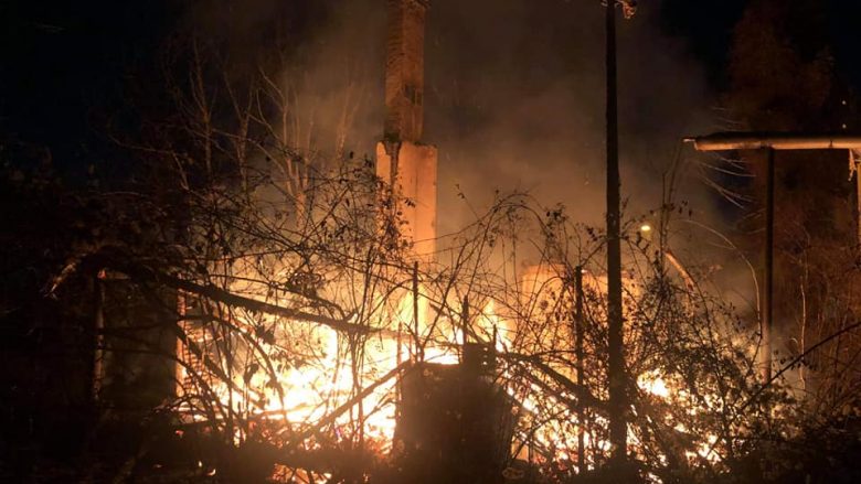 Shkrumbohet nga zjarri ish-fabrika e barnave në Prizren