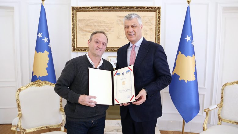 Thaçi dekoron dëshmorin Daut Halilaj me urdhrin “Hero i Kosovës”