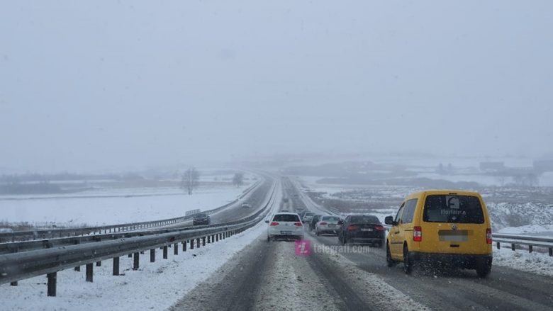 Borë në Kosovë, Ministria e Infrastrukturës thotë se të gjitha rrugët janë të kalueshme