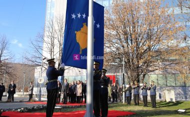 Garda Ceremoniale e FSK-së ngriti flamurin shtetëror në oborrin e Qeverisë