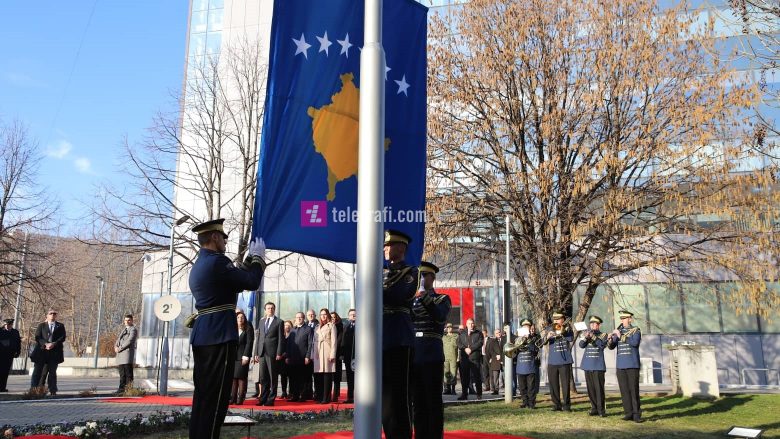 Garda Ceremoniale e FSK-së ngriti flamurin shtetëror në oborrin e Qeverisë