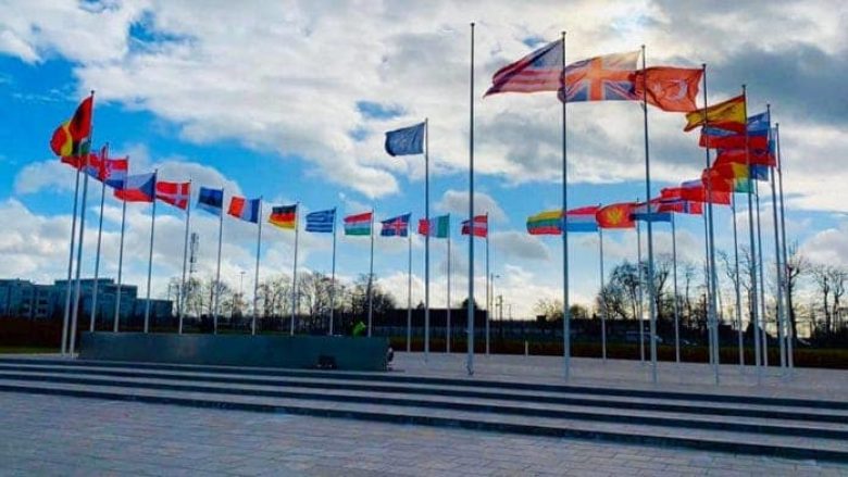 Përgatitjet e fundit për ngritjen e flamurit të Maqedonisë së Veriut si anëtarja e 30-të e NATO-s