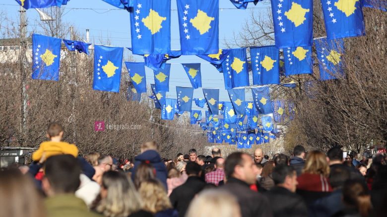 Sheshet përplot njerëz, flamuj, daulle e tupana: Gjithçka që ndodhi në festën e 12 vjetorit të pavarësisë së Kosovës