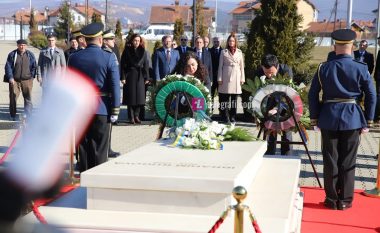 Kurti bënë homazhe te varri i Rugovës: Vlerësojmë angazhimin politik për liri e pavarësi të presidentit të parë të Republikës së Kosovës