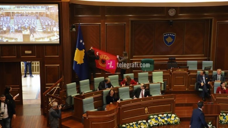 Haradinaj tregon arsyen e vendosjes së flamurit të UÇK-së nga PDK-ja në seancën solemne të Kuvendit