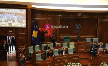 PDK me aksion simbolik në seancën solemne të Kuvendit, vendosin flamurin e UÇK-së