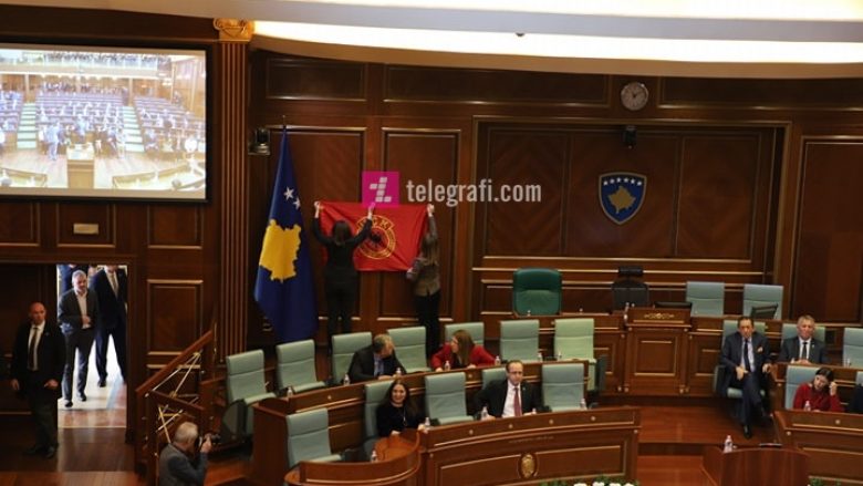 PDK me aksion simbolik në seancën solemne të Kuvendit, vendosin flamurin e UÇK-së