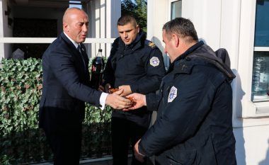 Haradinaj nis festën me pjesëtarët e policisë, u shërben pije