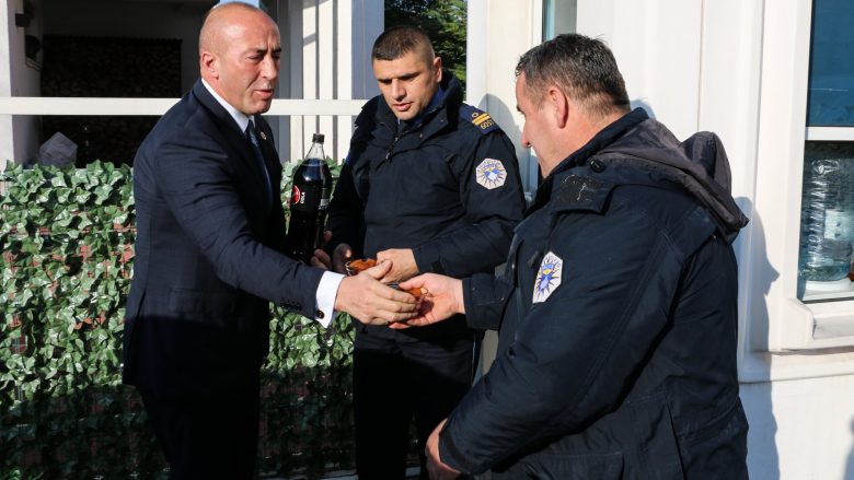 Haradinaj nis festën me pjesëtarët e policisë, u shërben pije