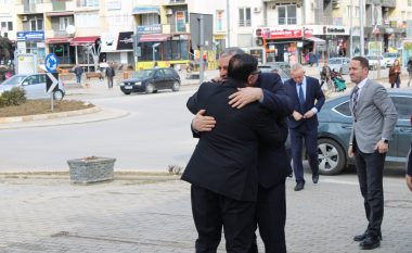 Veliu viziton Gjilanin pas ngjarjes tragjike, Haziri njofton se janë në pritje të disa familjarëve Bllaca për ceremoninë e varrimit