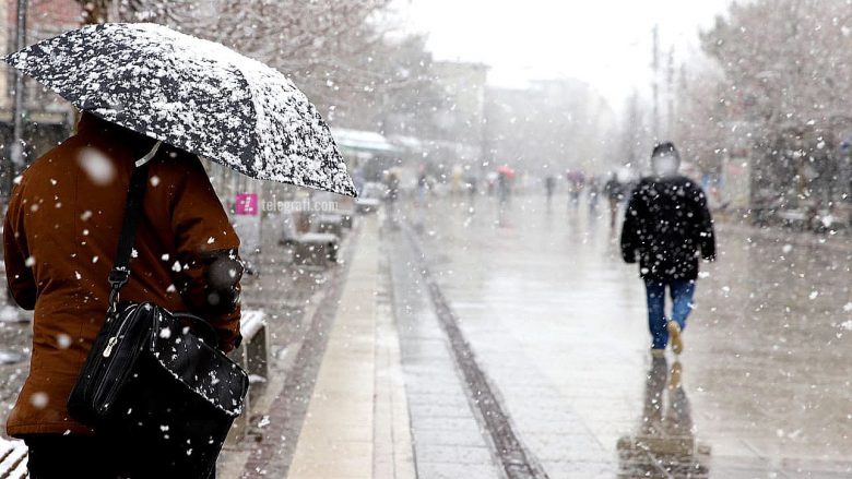 Ulen temperaturat, fillojnë reshjet e borës në Prishtinë