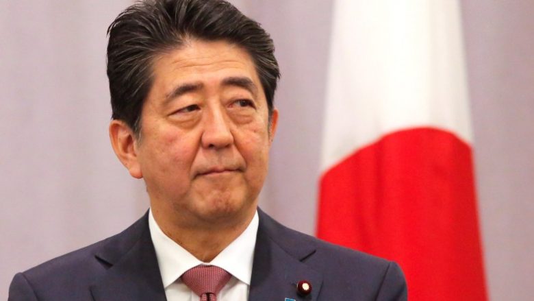 Kryeministri japonez, Shinzo Abe uron Kurtin: Japonia i kushton rëndësi marrëdhënieve me Kosovën