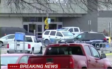 Të shtëna në një supermarket në Arkansas – dy policë të plagosur, vritet sulmuesi