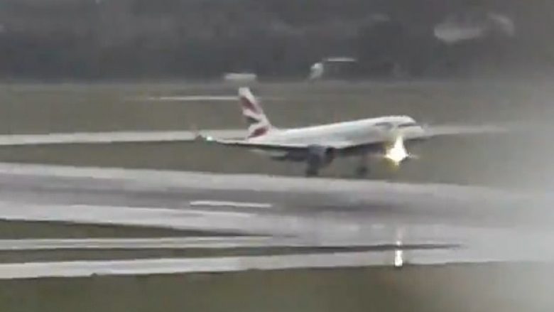 Aeroplani e kishte të pamundur të aterronte në aeroportin e Londrës, si pasojë e stuhisë së fuqishme