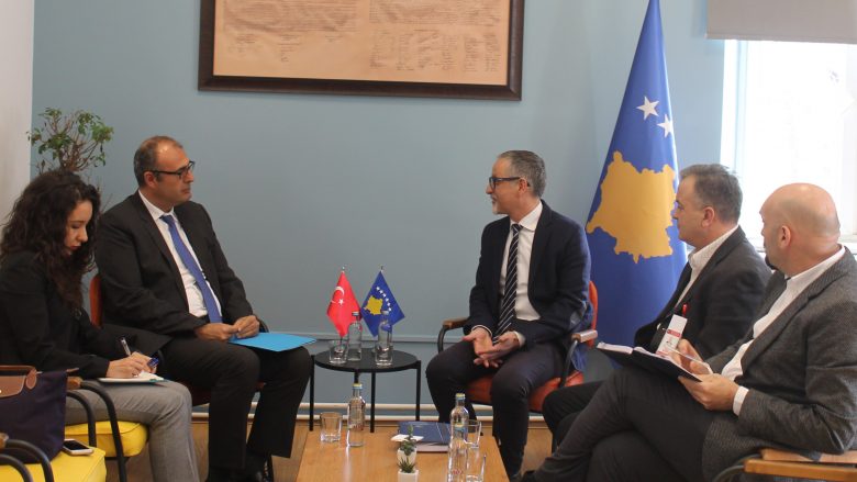 Vitia dhe ambasadori Çağrı Sakar diskutojnë për intensifikimin e bashkëpunimit Kosovë-Turqi në shëndetësi