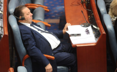 Amdi Bajram vendos të flejë në seancën dedikuar anëtarësimit në NATO