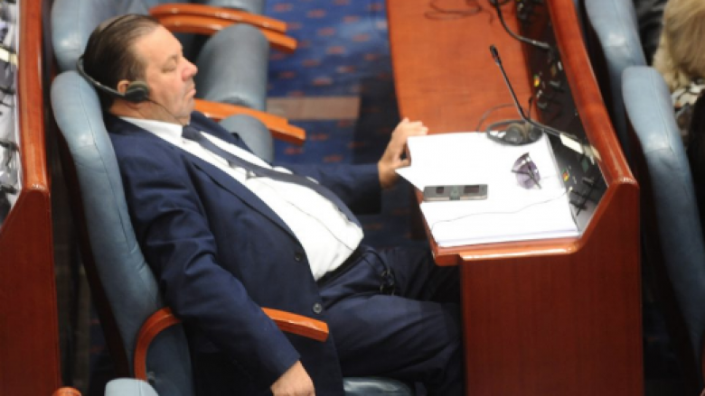 Amdi Bajram vendos të flejë në seancën dedikuar anëtarësimit në NATO