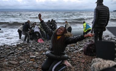Arrijnë në Greqi 18 mijë refugjatët e parë nga Turqia, pasi presidenti Erdogan tha se do t’i hapë kufijtë dhe do t’i mbajë të hapur