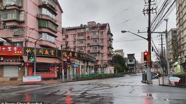 Australianët e ngecur në Shangai tregojnë rrugët e boshatisura nga frika e coronavirusit, megjithëse ndodhet 1,000 kilometra larg Wuahnit