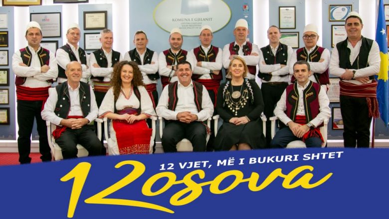 Haziri mban mbledhje me drejtorët me veshje tradicionale