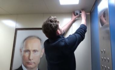 Dikush vendosi një poster gjigant të Putinit brenda një ashensori – kamera tregon reagimin e banorëve të ndërtesës