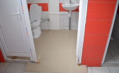 Ndërtohet tualet i qasshëm për 37 nxënësit me nevoja të veçanta në shkollën “Ismail Qemali”
