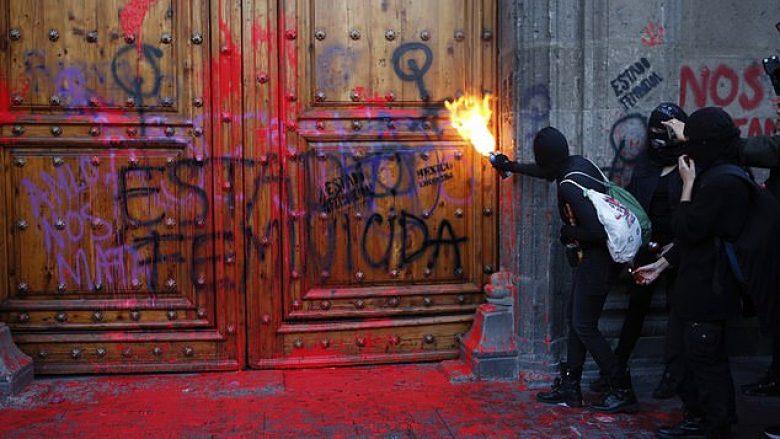 Demonstrueset hodhën ngjyrë të kuqe në dyert e presidencës meksikane, pasi një gazetë publikoi pamjet e një gruaje të masakruar