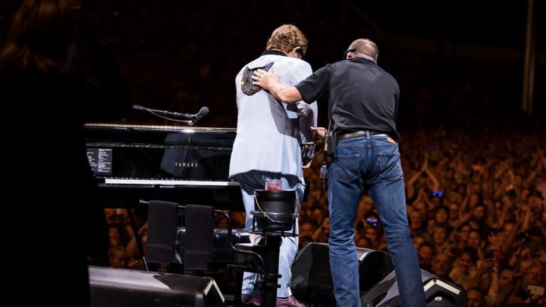 Elton John largohet nga koncerti me lot në sy pasi i shteret zëri për shkak të sëmundjes