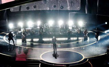 Eminem i hutoi të pranishmit në Academy Awards me interpretimin e “Lose Yourself” që kishte fituar Oscar para 17 vitesh