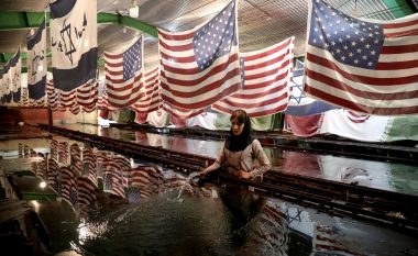 Një fabrikë në Iran prodhon flamuj amerikanë – vetëm për t’i djegur