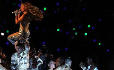 Si arriti Jennifer Lopez të mbante flokë perfektë gjatë Super Bowl