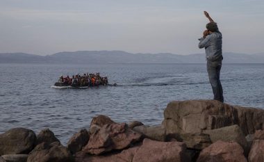 Greqia planifikon të ndërtojë një gardh lundrues të gjatë 2.7 kilometra, për të ndaluar arritjen e refugjatëve